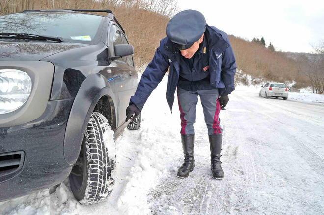 Piano neve, torna l’obbligo delle catene a bordo su A12 e 206 