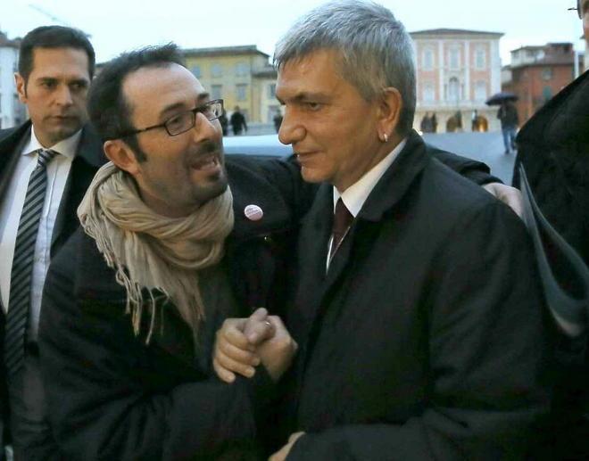 Primarie, Vendola infiamma la platea e attacca Renzi 