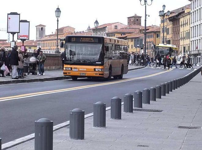 Niente più doppie file in Lungarno Mediceo 