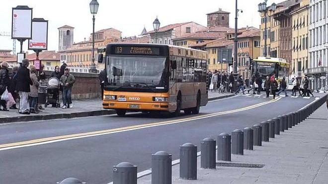 Niente più doppie file in Lungarno Mediceo