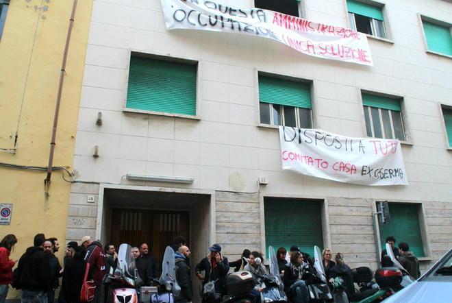 Dieci famiglie occupano l’ex sede dell’Asl