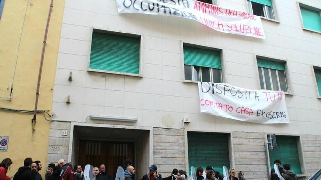 Dieci famiglie occupano l’ex sede dell’Asl