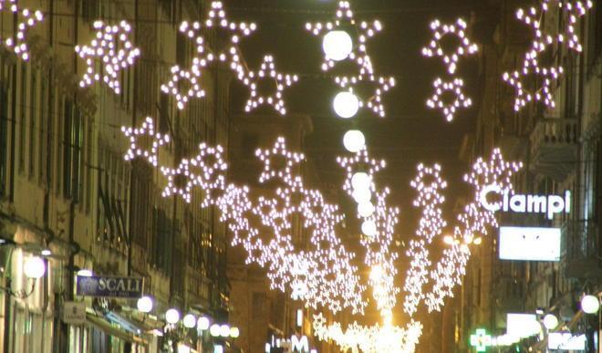 La luminaria a macchie diversa in ogni quartiere 