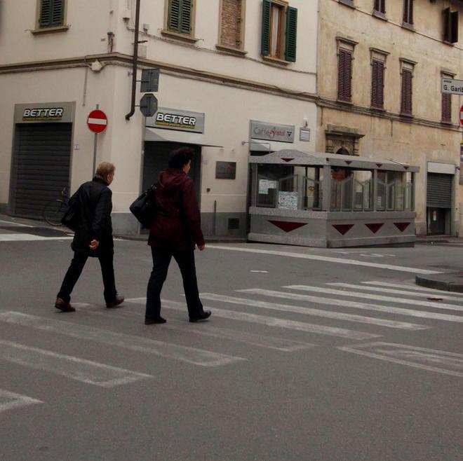 Incrocio pericoloso nel centro storico commerciante in gravi condizioni