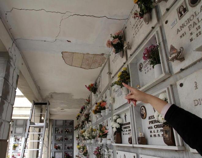 Crepe e intonaco crollato nel cimitero di San Zio