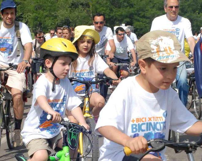 In bicicletta con il casco Un progetto per i bambini 