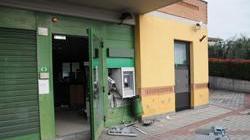 Esplode il bancomat, ma i soldi restano lì