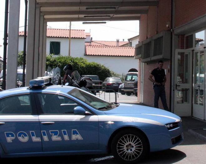 Vandali alla piscina di via Roma Danneggiata la copertura 