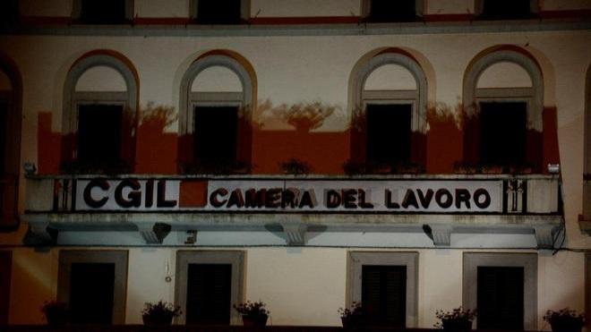 La manifestazione trasformata in una Via Crucis laica