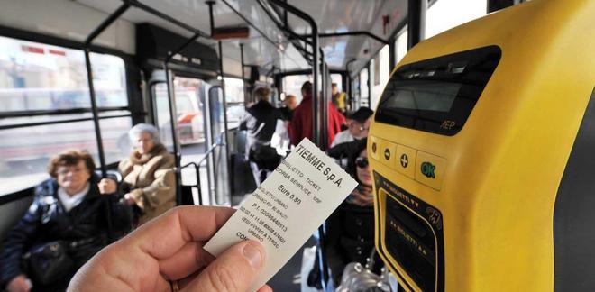 Domani i biglietti del bus vanno in solidarietà 