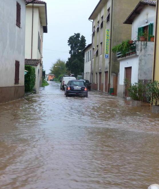 Frane e allagamenti nella Valle scuole chiuse a Bagni di Lucca 