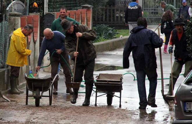 Un botto improvviso l’acqua sfonda la porta 
