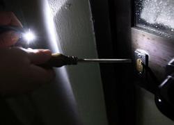 Trovano in casa i ladri, che poi scappano con i gioielli 