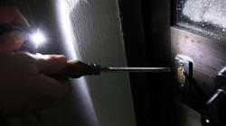 Trovano in casa i ladri, che poi scappano con i gioielli