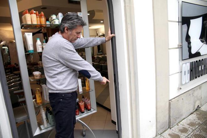 Troppi furti, vuol dormire armato nel suo negozio 