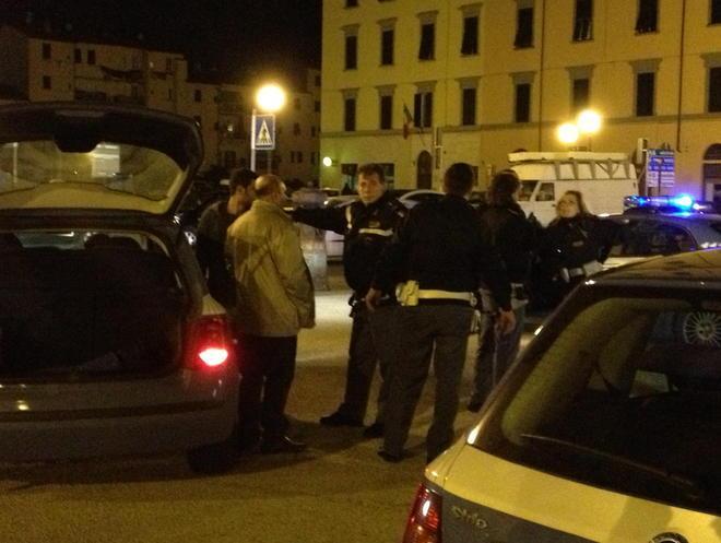 Gli spacca la bottiglia in testa e lo rapina: arrestato 