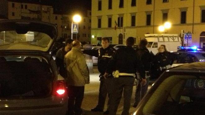 Gli spacca la bottiglia in testa e lo rapina: arrestato