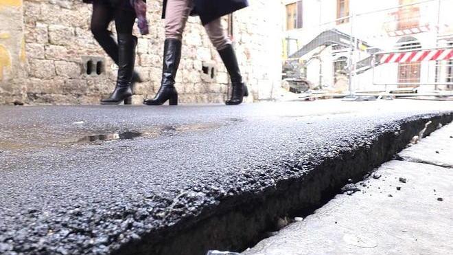 Salta l’asfalto nuovo Via l’Arancio nel fango