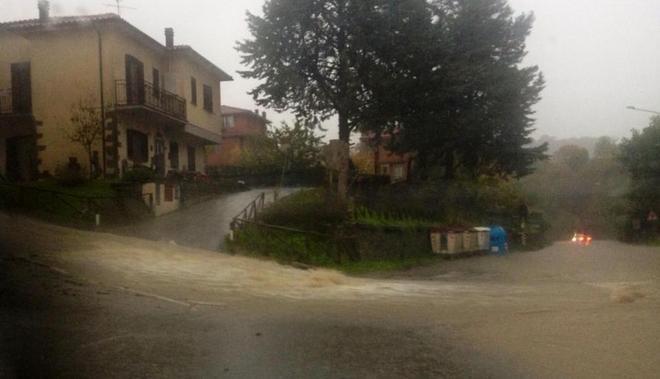 Un piccolo torrente si trasforma in fiume in piena. Allagamenti ovunque 