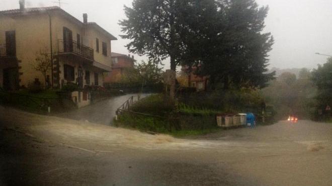 Un piccolo torrente si trasforma in fiume in piena. Allagamenti ovunque