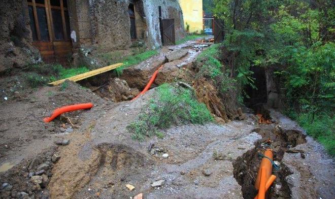 Scappa dall’auto prima che la piena la porti via con sé 