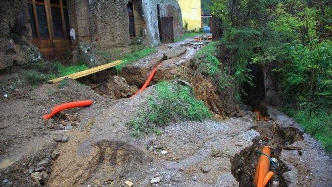 Scappa dall’auto prima che la piena la porti via con sé