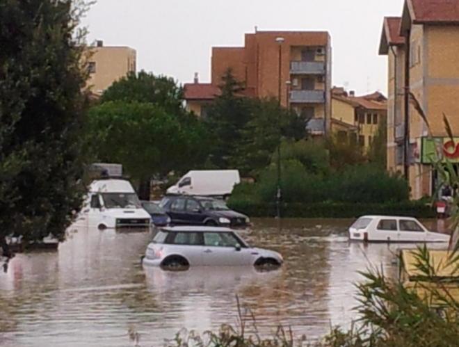 Con il fango alle ginocchia Il racconto degli sfollati 
