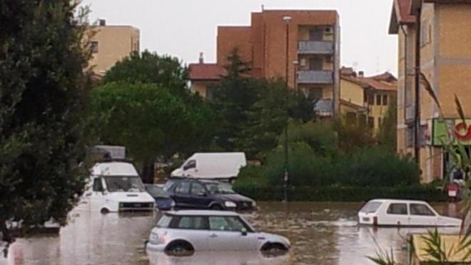 Con il fango alle ginocchia Il racconto degli sfollati