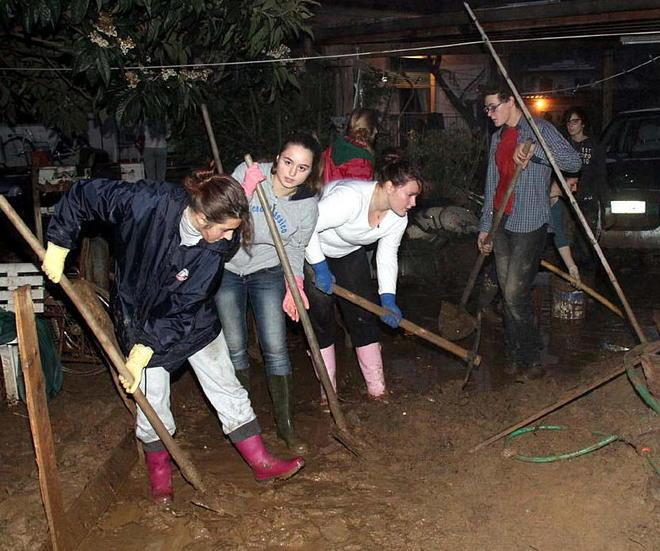 Pala, stivali e solidarietà: 150 angeli del fango in aiuto degli alluvionati 
