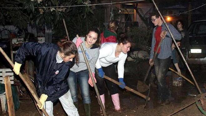 Pala, stivali e solidarietà: 150 angeli del fango in aiuto degli alluvionati