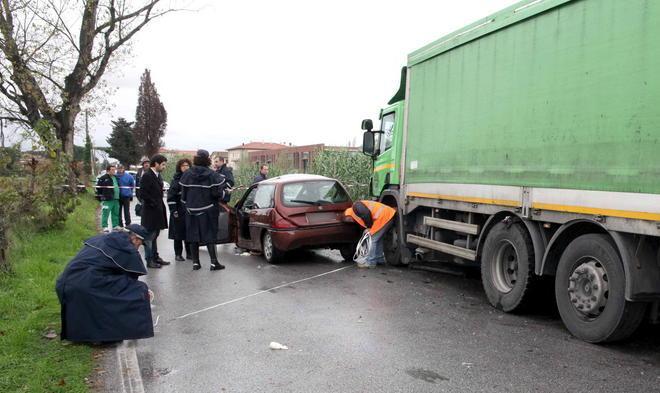 Gravissimo nello schianto auto-camion 