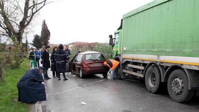 Gravissimo nello schianto auto-camion