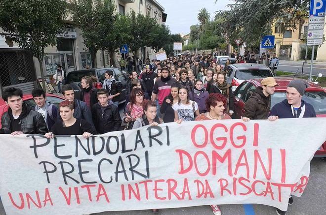 Manifestanti salgono sulla Torre pendente 