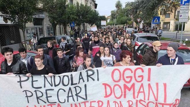 Manifestanti salgono sulla Torre pendente