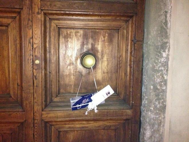 Forza Nuova recapita al sindaco una lettera coi fazzoletti. Un gesto ironico: così si asciuga le lacrime versate per colpa nostra 