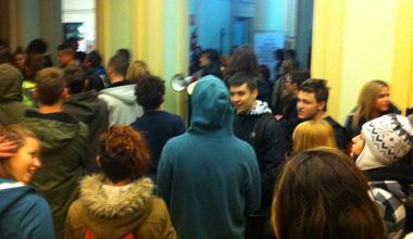 Gli studenti occupano simbolicamente il Comune. «Noi la crisi non la paghiamo» 