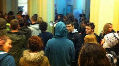 Gli studenti occupano simbolicamente il Comune. «Noi la crisi non la paghiamo»
