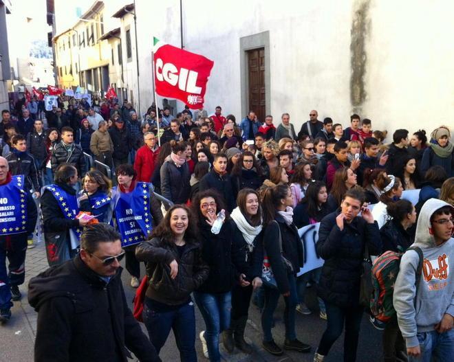 Centinaia alla “via crucis” organizzata da Cgil e Cobas 