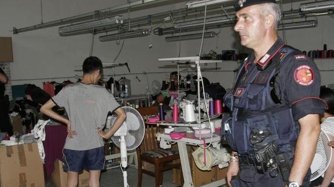 Blitz dei carabinieri in aziende cinesi, due sequestri