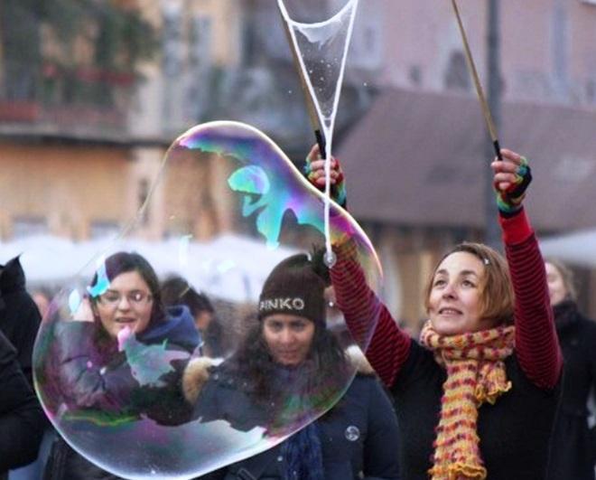 Fa le maxi-bolle di sapone in piazza: multata a Roma artista livornese 