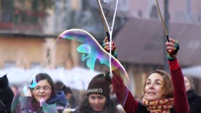 Fa le maxi-bolle di sapone in piazza: multata a Roma artista livornese
