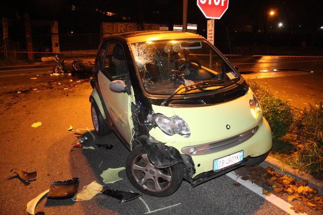 Scontro auto-scooter di fronte alla Coop di Pietrasanta: muore ventinovenne 