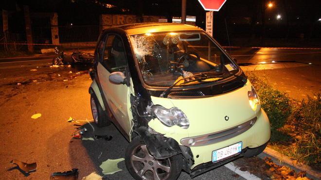 Scontro auto-scooter di fronte alla Coop di Pietrasanta: muore ventinovenne