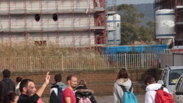 Notte a scuola: paura e Facebook Il racconto dei giovani sfollati