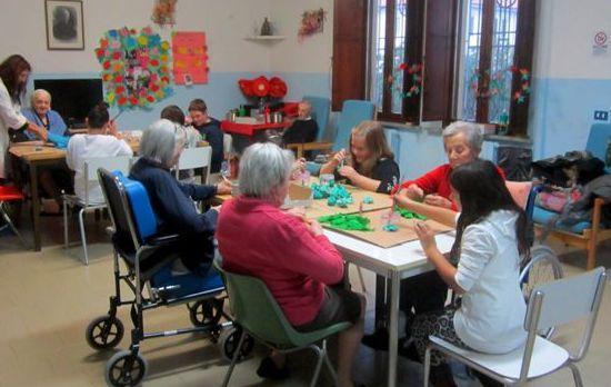Laboratori e storie Anziani e bambini lavorano insieme 