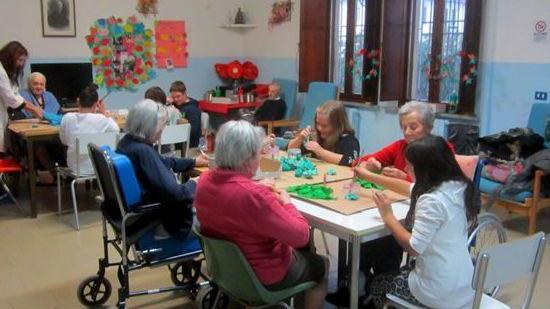 Laboratori e storie Anziani e bambini lavorano insieme