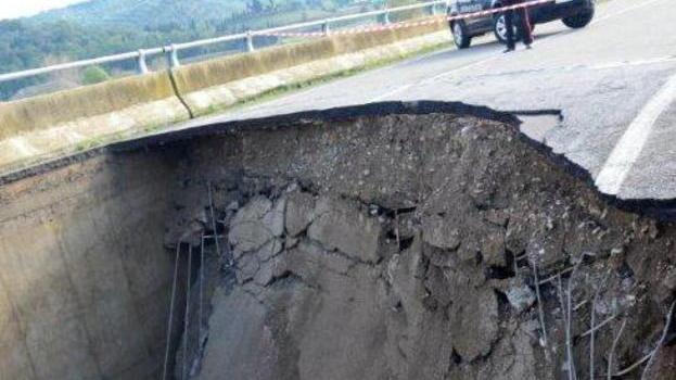 Inghiottiti dalla strada Muoiono tre lavoratori