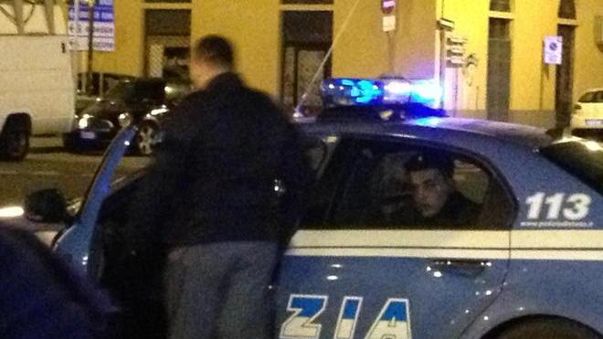 Una bottigliata in testa e lo rapina