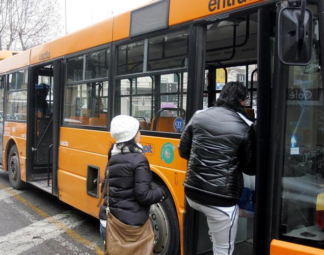 Slitta di sei mesi l’aumento dei biglietti degli autobus 