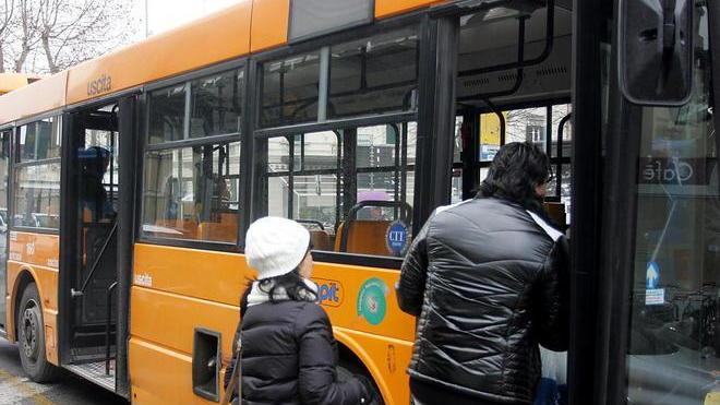 Slitta di sei mesi l’aumento dei biglietti degli autobus